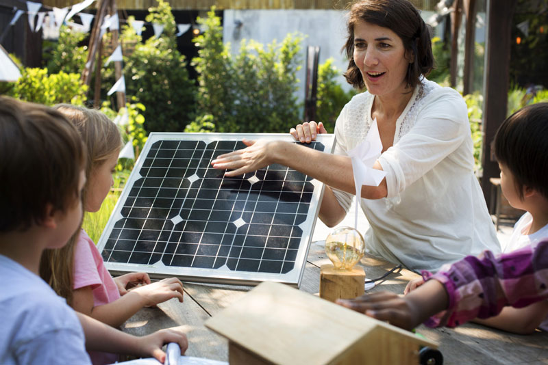 teacher showing solar power to kids 1